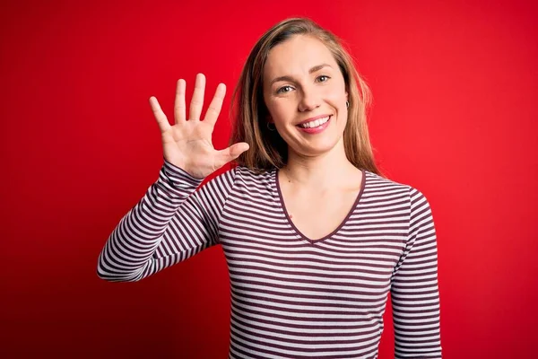 Joven Hermosa Mujer Rubia Con Camiseta Rayas Casuales Sobre Fondo — Foto de Stock