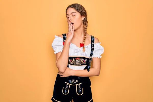 Ung Vacker Blond Tysk Kvinna Med Blå Ögon Bär Traditionella — Stockfoto
