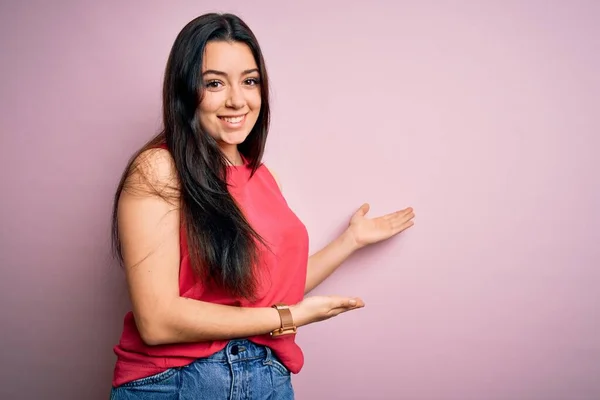 Mujer Morena Joven Con Camisa Verano Casual Sobre Fondo Rosa — Foto de Stock