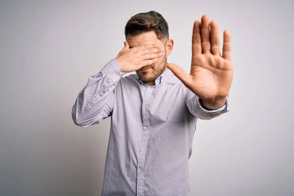 Joven Hombre Negocios Con Ojos Azules Pie Sobre Fondo Aislado —  Fotos de Stock