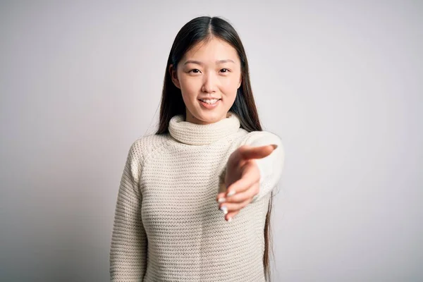 Giovane Bella Donna Asiatica Indossa Maglione Casual Piedi Sfondo Isolato — Foto Stock