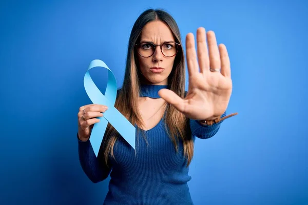 Young Blonde Woman Blue Eyes Holding Colon Cancer Awareness Blue — Stock Photo, Image