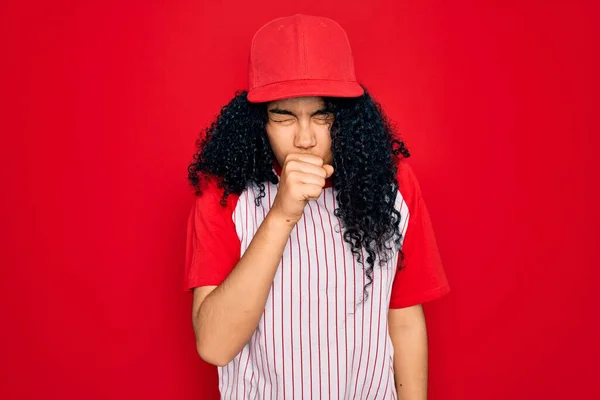 Joven Deportista Afroamericana Rizada Con Gorra Béisbol Camiseta Rayas Sintiéndose —  Fotos de Stock