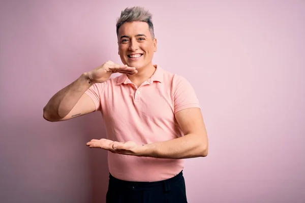 Νέος Όμορφος Σύγχρονος Άνδρας Φορώντας Casual Ροζ Shirt Πάνω Από — Φωτογραφία Αρχείου