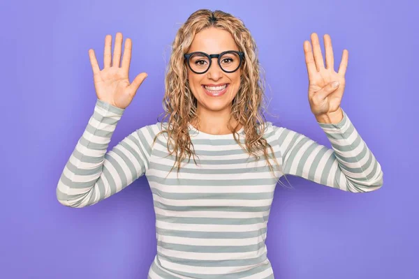 Hermosa Mujer Rubia Vistiendo Casual Rayas Camiseta Gafas Sobre Fondo —  Fotos de Stock