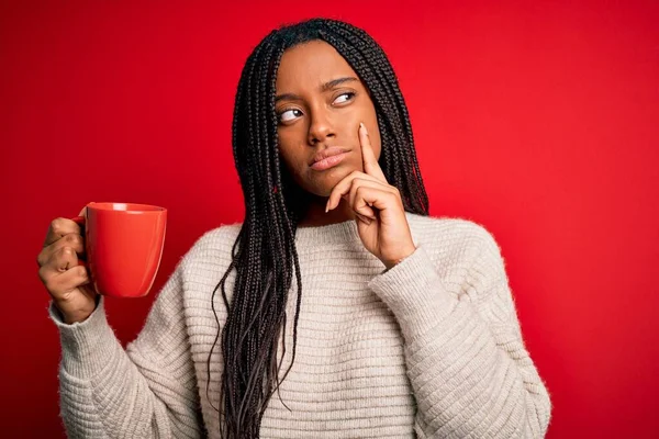 Jovem Afro Americana Bebendo Uma Xícara Café Sobre Fundo Vermelho — Fotografia de Stock