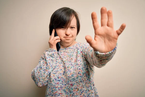 Young Syndrom Žena Která Mluví Smartphonu Otevřenou Rukou Dělat Stop — Stock fotografie