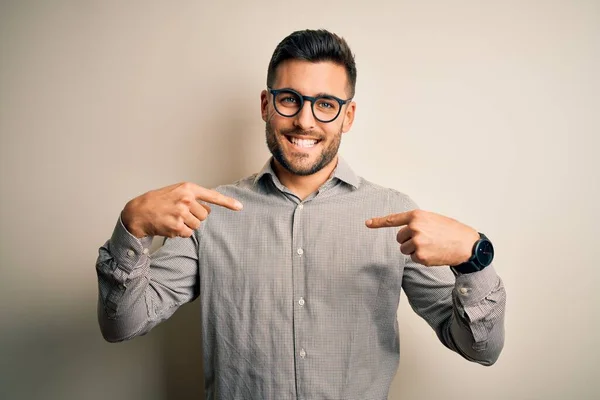 Joven Hombre Guapo Con Camisa Elegante Gafas Sobre Fondo Blanco —  Fotos de Stock