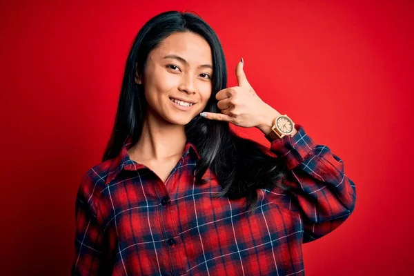 Joven Hermosa Mujer China Con Camisa Casual Sobre Fondo Rojo —  Fotos de Stock