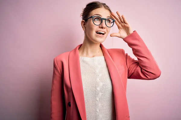 Jonge Mooie Roodharige Vrouw Met Jas Bril Geïsoleerde Roze Achtergrond — Stockfoto