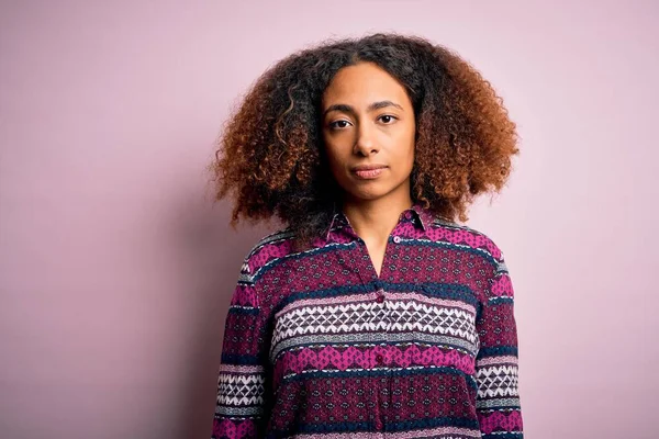 Młoda Afroamerykanka Afrykańskimi Włosami Ubrana Kolorowe Koszule Różowym Tle Poważnym — Zdjęcie stockowe