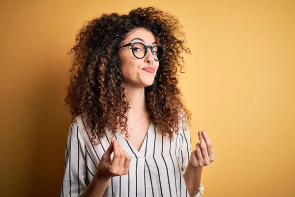 Jonge Mooie Vrouw Met Krullend Haar Piercing Dragen Gestreept Shirt — Stockfoto