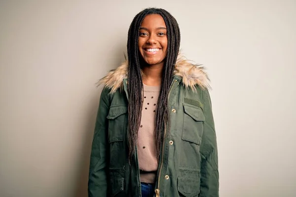 Jonge Afro Amerikaanse Vrouw Draagt Een Winterjas Een Geïsoleerde Achtergrond — Stockfoto
