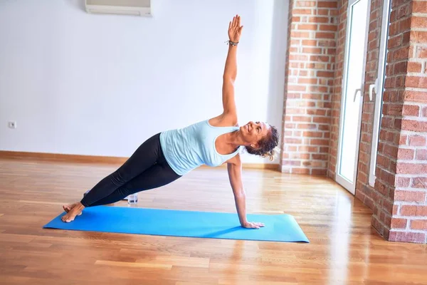 Mujer Deportiva Hermosa Mediana Edad Sonriendo Feliz Estera Practicar Yoga — Foto de Stock