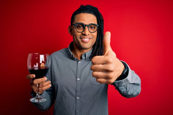 Junger Afrikanisch Amerikanischer Afro Sommelier Mann Mit Dreadlocks Trinkt Glas — Stockfoto