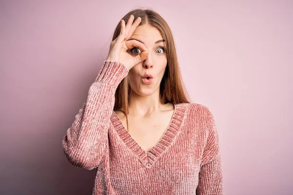 Giovane Bella Rossa Donna Indossa Maglione Casual Sfondo Rosa Isolato — Foto Stock