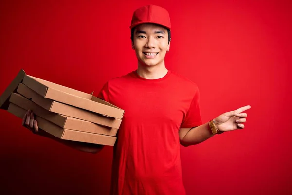 Homem Entrega Chinês Bonito Jovem Segurando Entregar Caixas Com Pizza — Fotografia de Stock