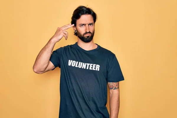 Νεαρός Όμορφος Ισπανός Εθελοντής Που Φοράει Εθελοντικό Μπλουζάκι Κοινωνική Φροντίδα — Φωτογραφία Αρχείου