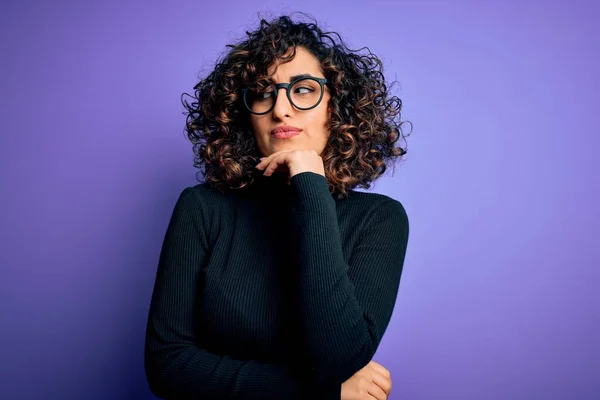 Jeune Belle Femme Arabe Bouclée Portant Pull Décontracté Des Lunettes — Photo