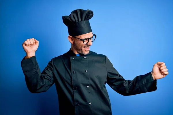 모자를 잘생긴 요리사가 위에서 춤추며 행복하고 명랑하게 평범하고 자신감 음악을 — 스톡 사진