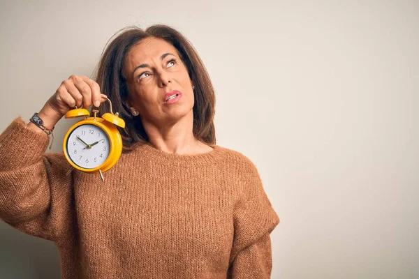 Orta Yaşlı Esmer Kadın Arka Planda Klasik Çalar Saati Tutuyor — Stok fotoğraf