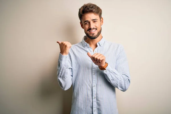 Homem Bonito Jovem Com Barba Vestindo Camisa Listrada Sobre Fundo — Fotografia de Stock