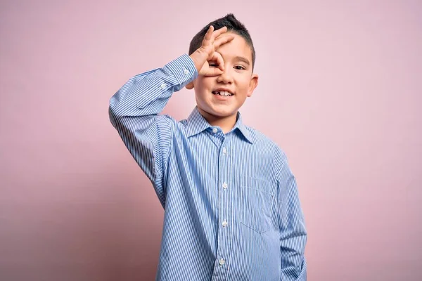 Ung Liten Pojke Unge Bär Elegant Skjorta Står Över Rosa — Stockfoto