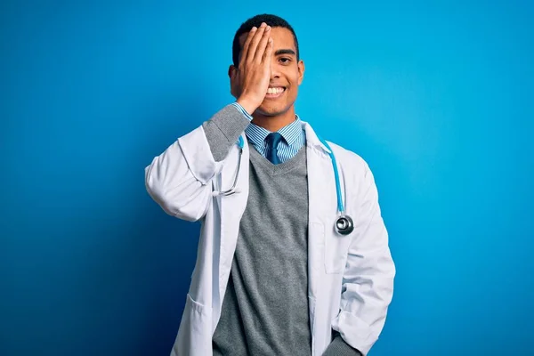 Guapo Afroamericano Doctor Hombre Con Abrigo Estetoscopio Sobre Fondo Azul — Foto de Stock