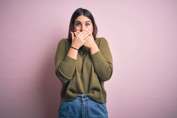 Ung Vacker Kvinna Bär Casual Tröja Stående Över Isolerade Rosa — Stockfoto