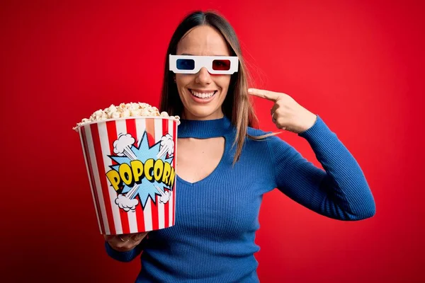 Giovane Donna Bionda Che Indossa Occhiali Mangia Pacchetto Popcorn Guardando — Foto Stock