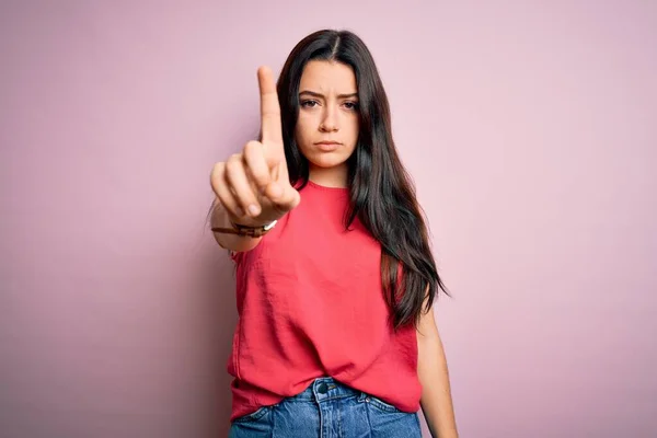 若いですブルネット女性身に着けていますカジュアル夏シャツ上のピンク隔離された背景指アップと怒りの表情でポインティング ジェスチャーを示さない — ストック写真