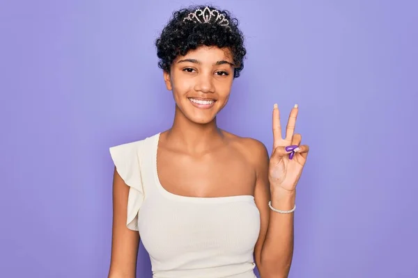 Jovem Mulher Afro Americana Africana Bonita Vestindo Coroa Tiara Sobre — Fotografia de Stock