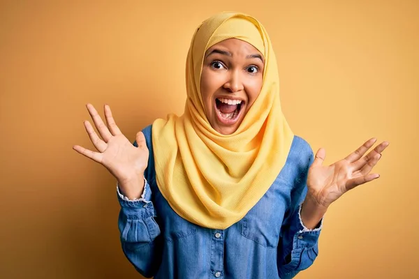 Jonge Mooie Vrouw Met Krullend Haar Dragen Arabisch Traditionele Hijab — Stockfoto