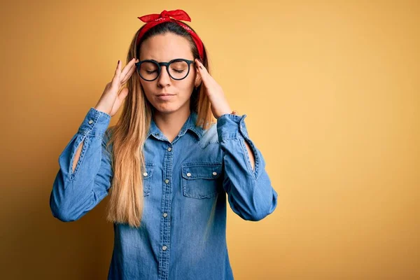 Jovem Mulher Loira Bonita Com Olhos Azuis Vestindo Camisa Jeans — Fotografia de Stock