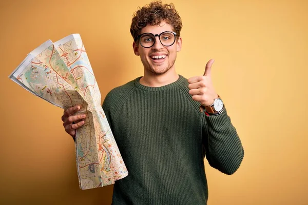 Jonge Blonde Toerist Vakantie Met Krullend Haar Holding Stadsplattegrond Gele — Stockfoto