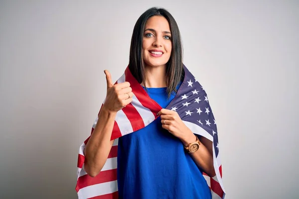 Ung Brunett Patriotisk Kvinna Med Blå Ögon Bär Usa Flagga — Stockfoto