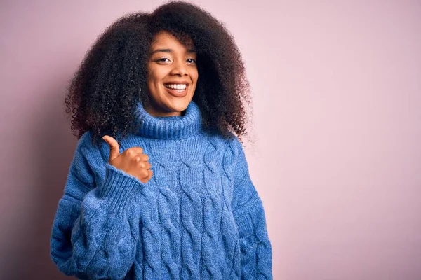 Jonge Mooie Afro Amerikaanse Vrouw Met Afro Haar Dragen Wintertrui — Stockfoto