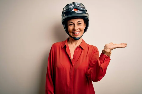 Mulher Motociclista Meia Idade Usando Capacete Motocicleta Sobre Fundo Branco — Fotografia de Stock