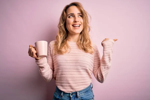Młoda Piękna Blondynka Pije Kubek Kawy Odizolowanym Różowym Tle Wskazując — Zdjęcie stockowe