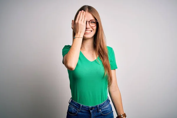 Młoda Piękna Ruda Kobieta Ubrana Luźny Zielony Shirt Okulary Białym — Zdjęcie stockowe