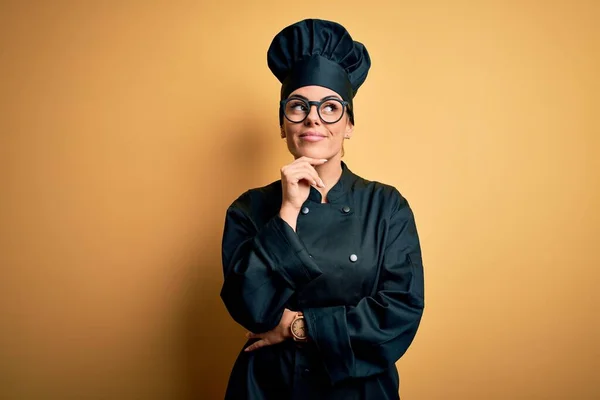Güzel Esmer Aşçı Üniforması Giyen Sarı Arka Planda Şapkası Olan — Stok fotoğraf