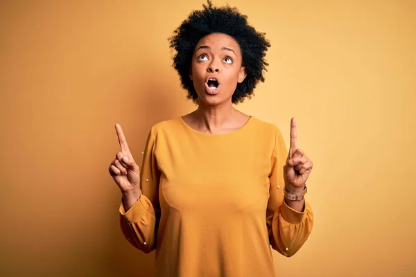 Giovane Bella Afro Donna Afro Americana Con Capelli Ricci Indossa — Foto Stock