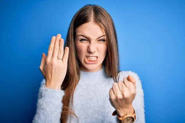 Ung Vacker Rödhårig Kvinna Bär Vigselring Finger Över Blå Bakgrund — Stockfoto