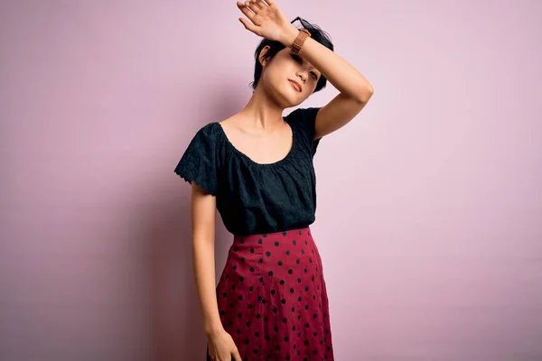 Молодая Красивая Азиатская Девушка Повседневном Платье Стоя Изолированном Розовом Фоне — стоковое фото