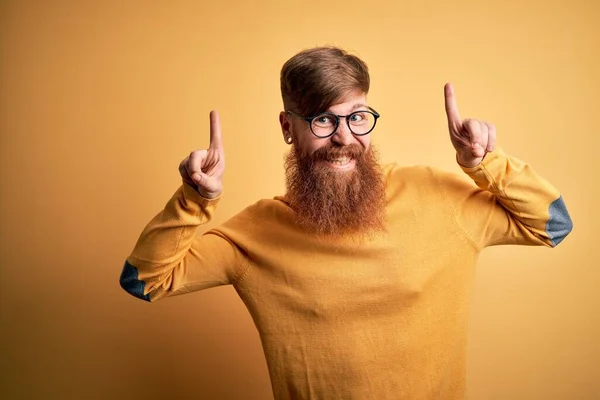Bonito Irlandês Ruiva Homem Com Barba Vestindo Óculos Sobre Amarelo — Fotografia de Stock