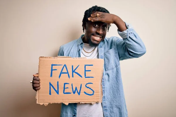 Jonge Afro Amerikaanse Man Met Spandoek Met Nep Nieuwsbericht Witte — Stockfoto