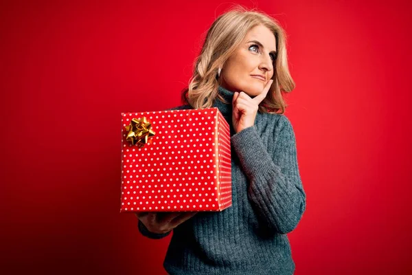 Middelbare Leeftijd Mooie Blonde Vrouw Met Verjaardagscadeau Geïsoleerde Rode Achtergrond — Stockfoto