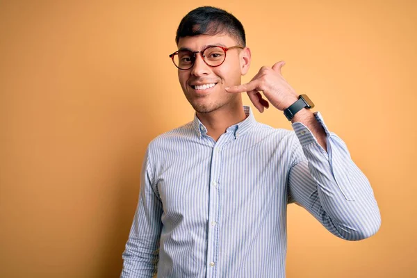 Homem Negócios Hispânico Bonito Jovem Usando Óculos Nerd Sobre Fundo — Fotografia de Stock