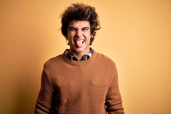 Jovem Homem Bonito Vestindo Camisa Casual Suéter Sobre Fundo Amarelo — Fotografia de Stock