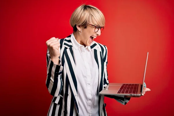 Junge Blonde Geschäftsfrau Mit Kurzen Haaren Brille Die Mit Computer — Stockfoto